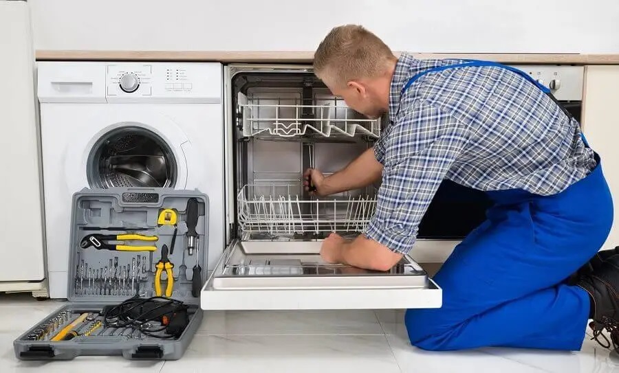 Etimesgut Luxell servisi teknisyen ekibi beyaz eşya tamiri yaparken